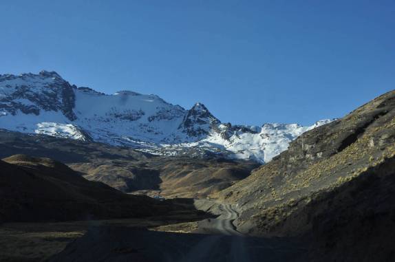 Estrada de terra corta as montanhas entre o Chacaltaya e Pampalarama, na Bolívia